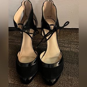 Cute black heels, perfect for a professional setting!